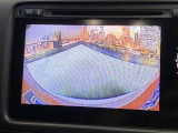 【バックカメラ】運転席から画面上で安全確認ができます。駐車が苦手な方にもオススメな便利機能です。