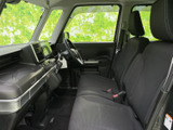 運転操作がしやすいように配置された計器類。見やすく、操作しやすいデザインで、安全運転をサポートします。快適なドライブをお約束します。