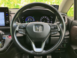 握りやすいステアリングは、運転操作をスムーズに行えます。オーディオやハンズフリー通話など、便利な機能も搭載しています。