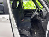 ゆったりと座れるシートは、長距離移動も疲れにくく快適です。運転に集中できるシンプルなデザインも嬉しいポイントです。
