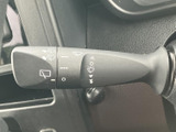 雨の日も安心。ワイパーレバーで視界をクリアに保ち、安全な運転をサポートします。操作も簡単で便利ですよ。