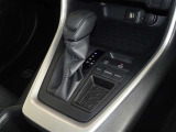 電動パーキングブレーキ・ブレーキホールドを装備してます。ホールド機能は信号待ちが多い一般道で疲労軽減になり、大好評です!