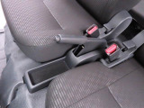 操作しやすいサイドブレーキを採用。シンプルで扱いやすく、日常の運転からお仕事での使用まで安心してお使いいただけます。