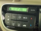 【オートエアコン】一度お好みの温度に設定すれば、車内の温度を検知し風量や温度を自動で調整。暑い&hellip;寒い&hellip;と何度もスイッチ操作をする必要はありません。快適な車内空間には必須の機能ですね♪