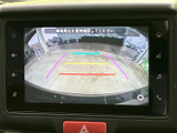 駐車時の安全性を高めるバックモニター。ガイドライン表示で、狭い場所でもスムーズな駐車をサポートします。後方の状況を確認しやすく、安心です。