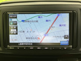 鮮明な画面で、目的地までスムーズに導いてくれます。長距離ドライブも安心、道に迷う心配はありません。快適なカーライフをサポートします。