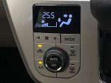 【オートエアコン】一度お好みの温度に設定すれば、車内の温度を検知し風量や温度を自動で調整。暑い&hellip;寒い&hellip;と何度もスイッチ操作をする必要はありません。快適な車内空間には必須の機能ですね♪