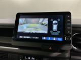 リバースギアに入れるだけで後方の表示へ切り替わります。夜間や雨の日の駐車も楽になりますよ。