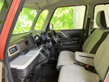 運転席周りは、操作しやすい配置でまとめられています。シンプルなデザインながらも、必要な機能は全て備わっています。