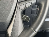 【クルーズコントロール】こちらを操作いただくことで、車は一定速度を維持したまま走行し続けます ブレーキ操作やスイッチを切ることで通常走行に戻ります