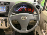 インテリアに合わせたデザインのステアリングは、運転される方のことも考え、運転しやすい形状、大きさです。是非一度、実際に触ってお確かめください。