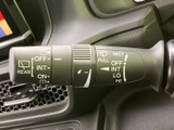 雨天時でもクリアな視界を確保するワイパーレバー。操作も簡単で、安全な運転をサポートします。悪天候時でも安心です。