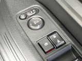 【電動格納ミラー】サイドミラーは電動格納式となっており、狭い駐車場でもキズがつくリスクを抑えられます。