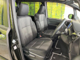 運転席まわりには十分なスペースがあり、大柄な方でもゆったり運転していただける環境です。