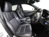ゆったり室内で運転もしやすいです♪使い勝手の良い配置も考えられています!!