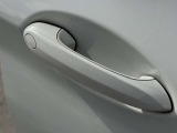 コンフォートアクセス装備です。ドアハンドルに触れて開閉可能となります。