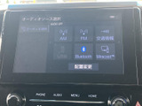 多彩なソースに対応し、快適なドライブを演出。ラジオはもちろん、USBやBluetooth接続で、お好みの音楽をお楽しみいただけます。直感的な操作性も魅力です。