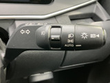 操作しやすい位置に配置されたウインカーレバー。スムーズな操作で、安全な車線変更をサポートします。直感的に使える設計です。