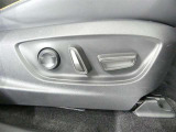 運転席パワーシート搭載。微妙な調整が手軽にでき、ピッタリのポジションで運転することが可能です。