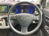 握りやすいステアリングは、運転時の疲労を軽減します。操作性にも優れており、スムーズなハンドリングを実現。快適な運転体験をサポートします。