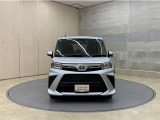 お車購入のポイントとなるフロントマスクです!シャープな目つきが印象的なデザインのヘッドランプです。