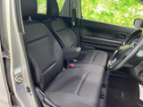 運転席からの視界は広く、運転操作もスムーズに行えます。シートの形状も工夫されており、長時間のドライブでも疲れにくいでしょう。
