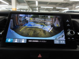 バックカメラの画像です。ガイドラインがスムースな車庫入れをサポートいたします。車庫入れの安心感がアップしますね。