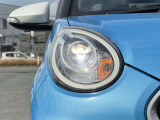 【LEDヘッドライト】悪天候や夜間走行時も良好な視界を確保し安心して運転できる高輝度LEDヘッドライトを装備!点灯速度が早く、消費電力も抑えられています。