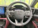 インテリアに合わせたデザインのステアリングは、運転される方のことも考え、運転しやすい形状、大きさです。是非一度、実際に触ってお確かめください。