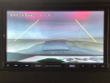 【バックカメラ】運転が苦手な方も車庫入れラクラクです!ギアをリバースに入れれば自動的に切り換わりますので、面倒な操作は不要です♪狭い駐車場もお車を傷つけず安心ですね!