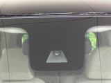 【三菱e-Assist】走行中に前方の車両等を認識し、衝突しそうな時は警報とブレーキで衝突回避と被害軽減をアシスト。より安全にドライブをお楽しみいただけます。