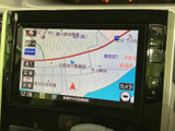 鮮やかな色彩で、目的地までの道順をわかりやすく表示。長距離ドライブも安心ですね。細かな道路情報も確認でき、スムーズな移動をサポートします。