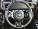 握りやすいステアリングで、運転操作を快適にサポート。操作性にも優れており、スムーズなドライビングを実現します。長距離運転でも疲れにくいでしょう。