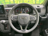 インテリアに合わせたデザインのステアリングは、運転される方のことも考え、運転しやすい形状、大きさです。是非一度、実際に触ってお確かめください。