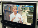 停車中には、地上デジタル放送を楽しめます。長距離移動の休憩時間などに、リラックスした時間を過ごせるのが魅力です。