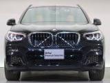 【キドニーグリル】BMWの代名詞。一目見ただけでBMWであると認識できる確固たるアイコンとして存在感を放ちます。