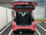バックドアは大きく開きます。定員乗車時でも十分広いラゲッジスペースを確保しています