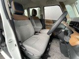 運転席はひじ掛けが付いてリラックスして運転ができます