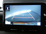 バックガイドモニター付き。車両後方の映像をナビ画面に表示し、駐車などの後退操作をサポートします。