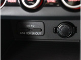携帯デバイスの充電が可能なUSB出力DC5V電源を2口装備。アクセサリーDC12V電源ソケットも装備していてとても便利です!