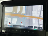 わかりやすい地図表示で、目的地までスムーズに案内します。渋滞情報も確認でき、最適なルートを選択できます。長距離ドライブも安心です。