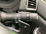 操作しやすいウインカーレバーで、安全な車線変更をサポート。直感的に操作でき、運転に集中できます。