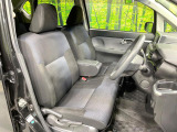 運転席まわりには十分なスペースがあり、大柄な方でもゆったり運転していただける環境です。