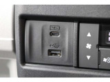 充電用USBジャック(Type-C〈3A〉)と音楽・映像メディアと接続可能なUSBジャック(Type-A)がを装備しております。