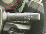 操作しやすい位置に配置されたウインカーレバー。直感的に操作でき、安全な車線変更をサポートします。