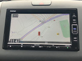 見やすい地図表示で、スムーズなナビゲーションを実現。道に迷う心配なく、目的地まで安心してお届けします。高精細な表示で運転に集中できます。