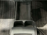 運転席と助手席の間にはドリンクホルダーが付いています。ちょうど手の届く所にありますので、とっても便利です♪