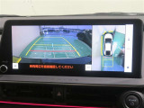 パノラミックビューモニター搭載。カメラで車両周囲の状況を映し出すため、狭い場所での駐車などに役立ちます。