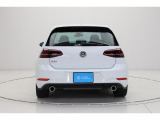 【リヤ】使い勝手の良いハッチバックスタイル!リヤのVWエンブレムは、バックカメラを内蔵しハッチバックを開け閉めする際の取っ手にもなります。