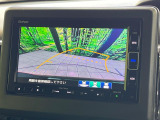 【バックカメラ】駐車時に後方がリアルタイム映像で確認できます。大型商業施設や立体駐車場での駐車時や、夜間のバック時に大活躍!運転スキルに関わらず、今や必須となった装備のひとつです!